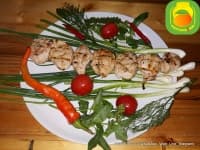 BBQ Куриный шашлык, шашлык приготовлен на углях.